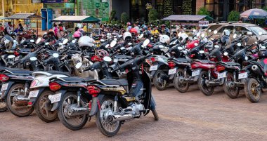 Siem Reap, Kamboçya, 22 Aralık 2018. Tipik bir Asyalı park yerinde mobiletler denizi..