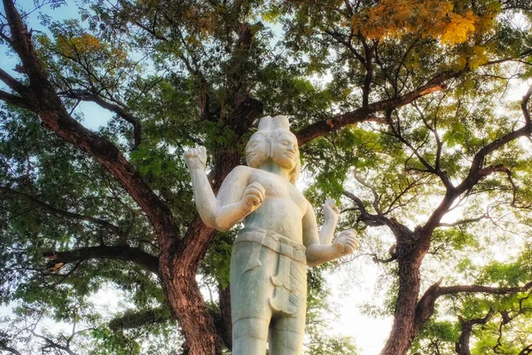 Божественна Скульптура Чудовий Чотирирукий Багатоликий Індуїстський Божество Унікально Скульптурний Камбоджі — стокове фото