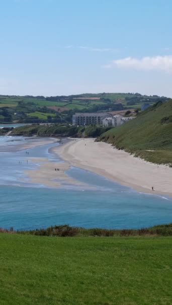 アイルランドのクレオチルティにある穏やかで美しいインチジルニーのビーチは 晴れた日 クリスタルクリアターコイズの水で バーティカルビデオ — ストック動画