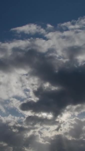 Kumulus Felhők Lebegnek Déli Égbolton Árnyékot Fényt Hozva Létre Videó — Stock videók