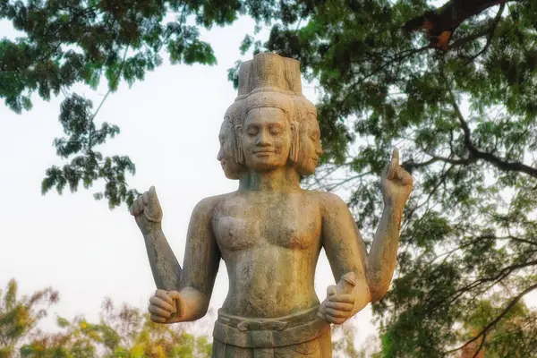 スピリチュアルな傑作 カンボジアで作られた4本の武装した多面的なヒンドゥー神の精神的な傑作を賞賛します — ストック写真