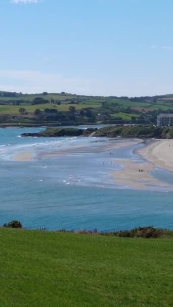 Панорамний Вид Приголомшливий Ірландський Пляж Інчхідоні Чистою Блакитною Водою Відображає — стокове відео