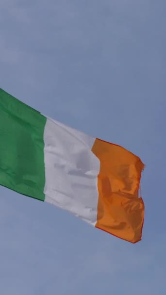 Irská Vlajka Vlaje Pod Náporem Silného Větru Pozadí Jasně Modré — Stock video