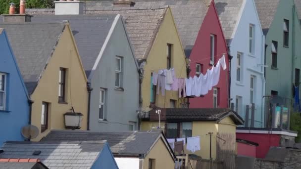 アイルランドの町のキュートなカラフルな家を背景に洋服の乾燥 — ストック動画