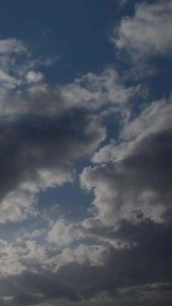 Luminoso Sole Mezzogiorno Parzialmente Oscurato Dalle Soffici Nuvole Bianche Che — Video Stock