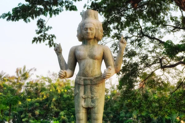 Rzeźbiona Elegancja Kambodża Przedstawia Elegancję Wielowymiarowego Hinduskiego Bóstwa Czterema Ramionami — Zdjęcie stockowe