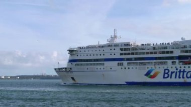 Cobh, İrlanda, sonbahar, 2022. Brittany Feribot şirketinin büyük bir feribotu İrlanda 'nın Cobh kasabası yakınlarında denize açılıyor..