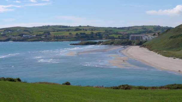 Ідилічний Пляж Інчідоні Клонакілті Ірландія Його Незайманим Піском Мерехтливою Блакитною — стокове відео