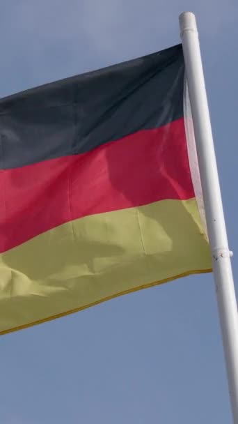 Németország Zászlaja Lengeti Szelet Tiszta Égbolttal Szemben Német Zászló Zászlórúdon — Stock videók