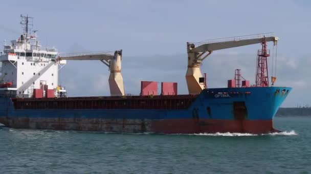 Cobh Ierland Herfst 2022 Een Groot Roestig Havenschip Vaart Langzaam — Stockvideo