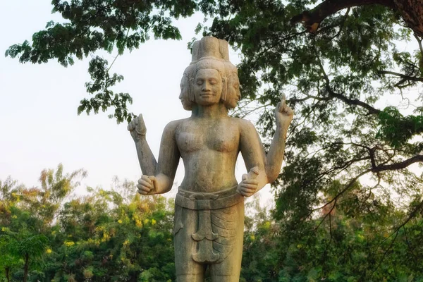 Божественное Присутствие Скульптура Оживляет Божественное Присутствие Четырёхрукого Многоликого Индуистского Божества — стоковое фото