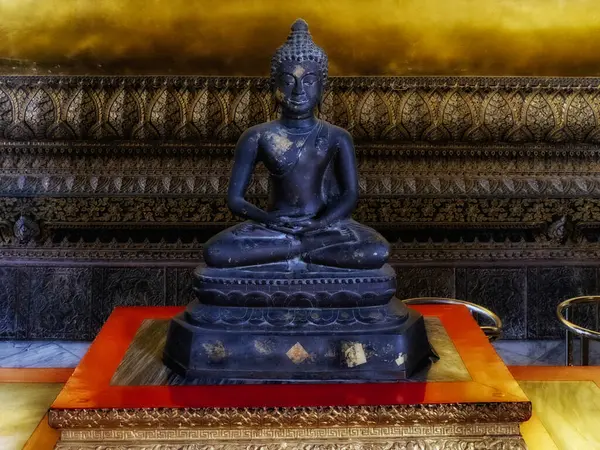 Маленькая Статуэтка Изображающая Будду Сидящего Позе Лотоса Тайский Храм — стоковое фото