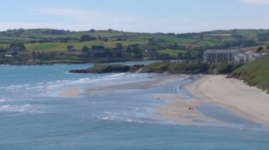 Turkuaz denizi ve güneşli yaz havasıyla tanınan ünlü İrlanda plajı Inchydoney 'in nefes kesici manzarası..