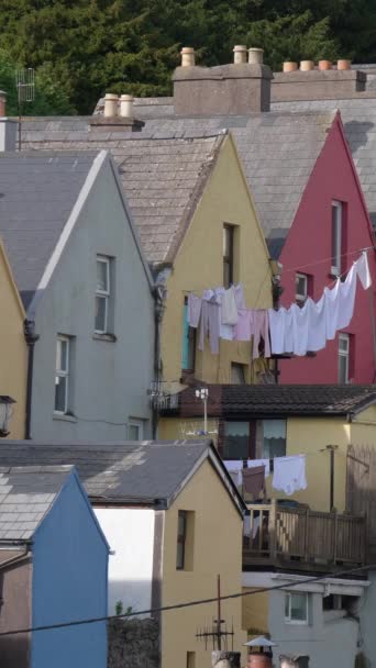 在爱尔兰科布的一座五颜六色的房子的背景下 在晾衣服 垂直录像 — 图库视频影像