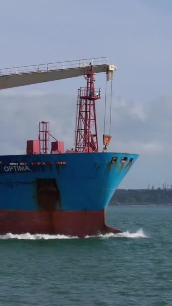爱尔兰 2022年秋 一艘生锈的大船正在海面上缓缓航行 垂直录像 — 图库视频影像