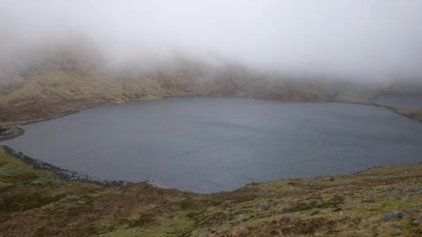 Nubes Bajo Vuelo Sobre Superficie Lago Irlanda Día Ventoso — Vídeo de stock