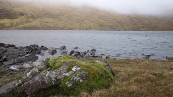 Das Felsige Ufer Eines Bergsees Irland Und Niedrige Wolken Darüber — Stockvideo