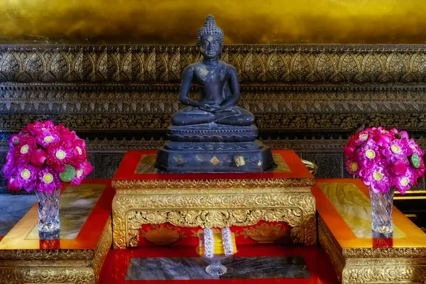 Маленькая Статуэтка Изображающая Будду Сидящего Позе Лотоса Тайском Храме — стоковое фото