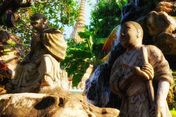 Серед Старожитностей Бангкокського Храму Скульптури Квітучі Рослини Створюють Гармонійний Стіл — стокове фото