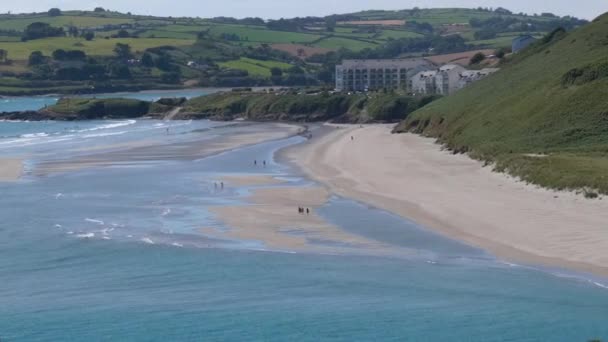 Насолоджуйтесь Скибочкою Раю Пляжі Inchydoney Клонакілті Ірландія Його Кришталево Чистими — стокове відео