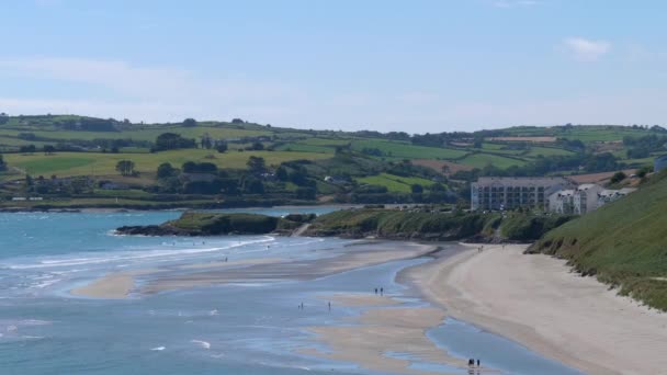 インチドーニーの魅力的なアイルランドのビーチは その美しい風景と青い水を招待する観光客のための牧歌的な目的地です — ストック動画