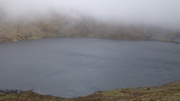 Testemunhe Visão Nuvens Penduradas Graciosamente Derrapando Superfície Pitoresco Lago Das — Vídeo de Stock