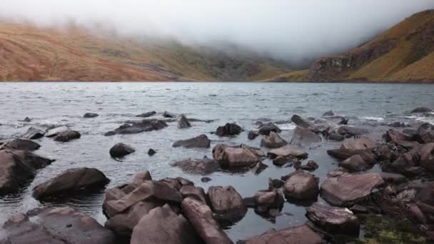 Niedrige Wolken Über Der Oberfläche Eines Irischen Bergsees Steine Der — Stockvideo