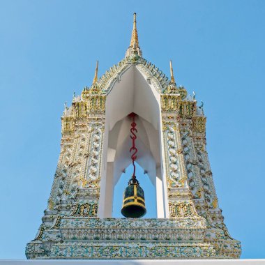 Wat Arun 'un dingin atmosferi, ruhaniliği ve geleneği sembolize eden asılı bir çan ile zenginleşir..