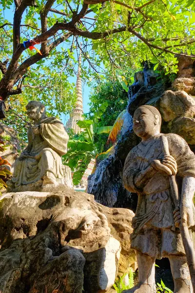 Dentro Dos Limites Históricos Templo Banguecoque Esculturas Plantas Exuberantes Convergem — Fotografia de Stock