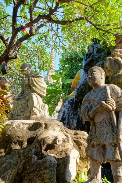 Серед Стародавніх Стін Бангкокського Храму Скульптури Яскраві Рослини Переплітаються Ткачивши — стокове фото