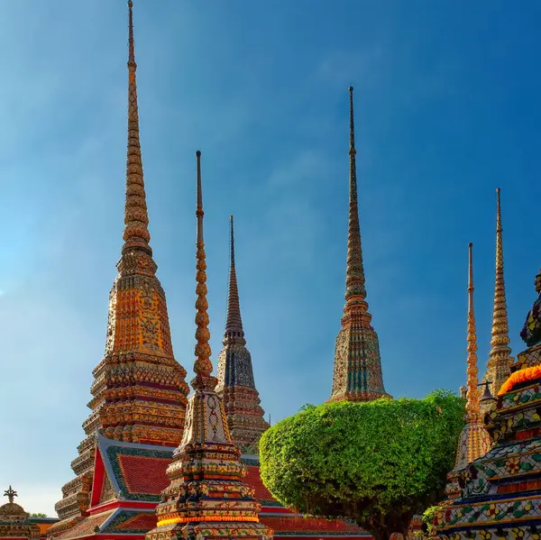Complexe Temple Thaïlandais Avec Chedis Orné Tuiles Dorées Colorées Sous — Photo