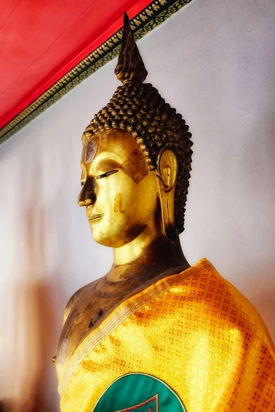 Старинная Позолоченная Статуя Будды Желтых Одеждах — стоковое фото