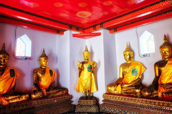 Une Ligne Statues Bouddha Doré Dans Temple — Photo