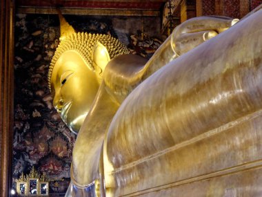 Bangkok 'un kentsel ihtişamı bir Tayland tapınağı içinde uzanan devasa yaldızlı Buda heykeliyle zenginleşmiştir..