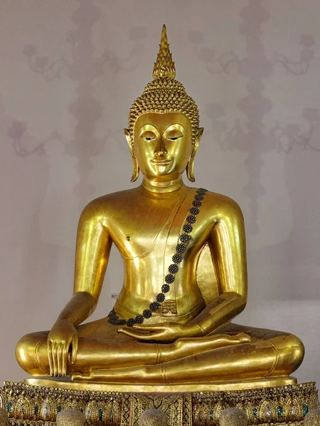 Золотая Статуя Будды Сидящего Позе Лотоса Статуя Пьедестале — стоковое фото