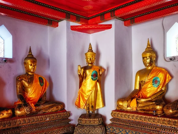 Matriz Ídolos Buda Aureate Santuário Efígies São Colocadas Pedestal — Fotografia de Stock