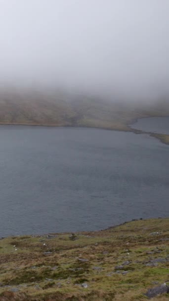 爱尔兰的一个高山湖中笼罩着白雾 垂直录像 — 图库视频影像