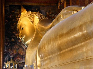 Canlı şehir Bangkok 'ta altın yaldızlı bir Buda heykeli görkemli bir Tayland tapınağında sahneye çıkıyor..