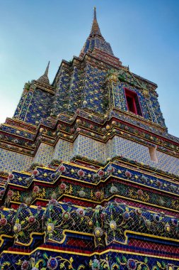 Büyüleyici duvar dekorasyonu Tayland 'ın Wat Pho stupa cephesini gösteriyor..