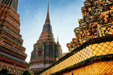 Wat Pho Tapınağı 'nın Tayland' daki Budist stupalarının dış görünüşünü gösteren muhteşem duvar süsleri..