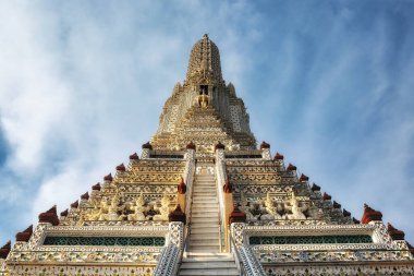 Tayland 'da uzun, süslü bir kulesi ve merdivenleri olan bir tapınak. Kule karmaşık desenler ve tasarımlarla süslenmiş. wat arun