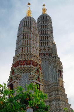 Tayland 'da iki süslü kulesi olan bir tapınak. Kuleler karmaşık desenlerle süslenmiş ve altın kulelerle süslenmiş..