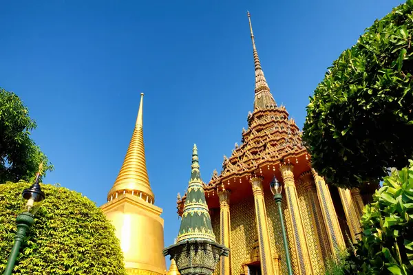 Obraz Przedstawia Ozdobną Świątynię Tajlandii Jego Złotą Iglicę Dach Błyszczący — Zdjęcie stockowe