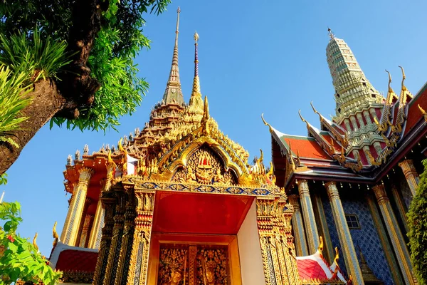 Temple Thaïlandais Conception Complexe Recouvert Décorations Dorées Bleu Ciel Met — Photo