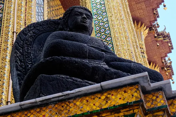 Meditativ Buddha Staty Ett Tempel Den Svarta Statyn Som Sitter — Stockfoto