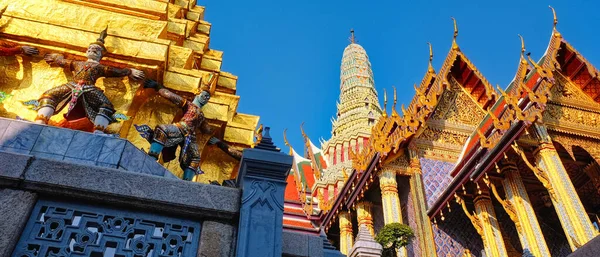 Temple Thaïlandais Somptueusement Décoré Orné Ornements Azur Possède Sommet Imposant — Photo