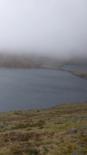 アイルランドの山岳湖で雨と霧の日 バーティカルビデオ — ストック動画