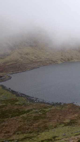 Admirez Spectacle Naturel Nuages Bas Caressant Surface Ondulée Lac Pittoresque — Video