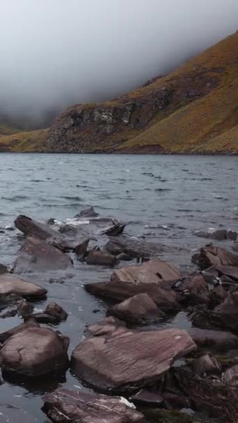 Explore Encanto Etéreo Lago Montaña Irlandés Envuelto Por Nubes Bajas — Vídeo de stock