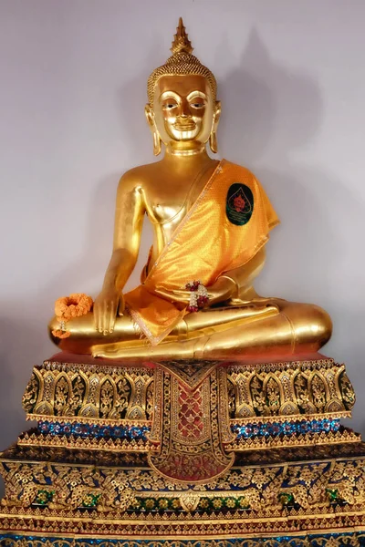 Uma Estátua Dourada Buda Sentada Posição Lótus Pedestal — Fotografia de Stock